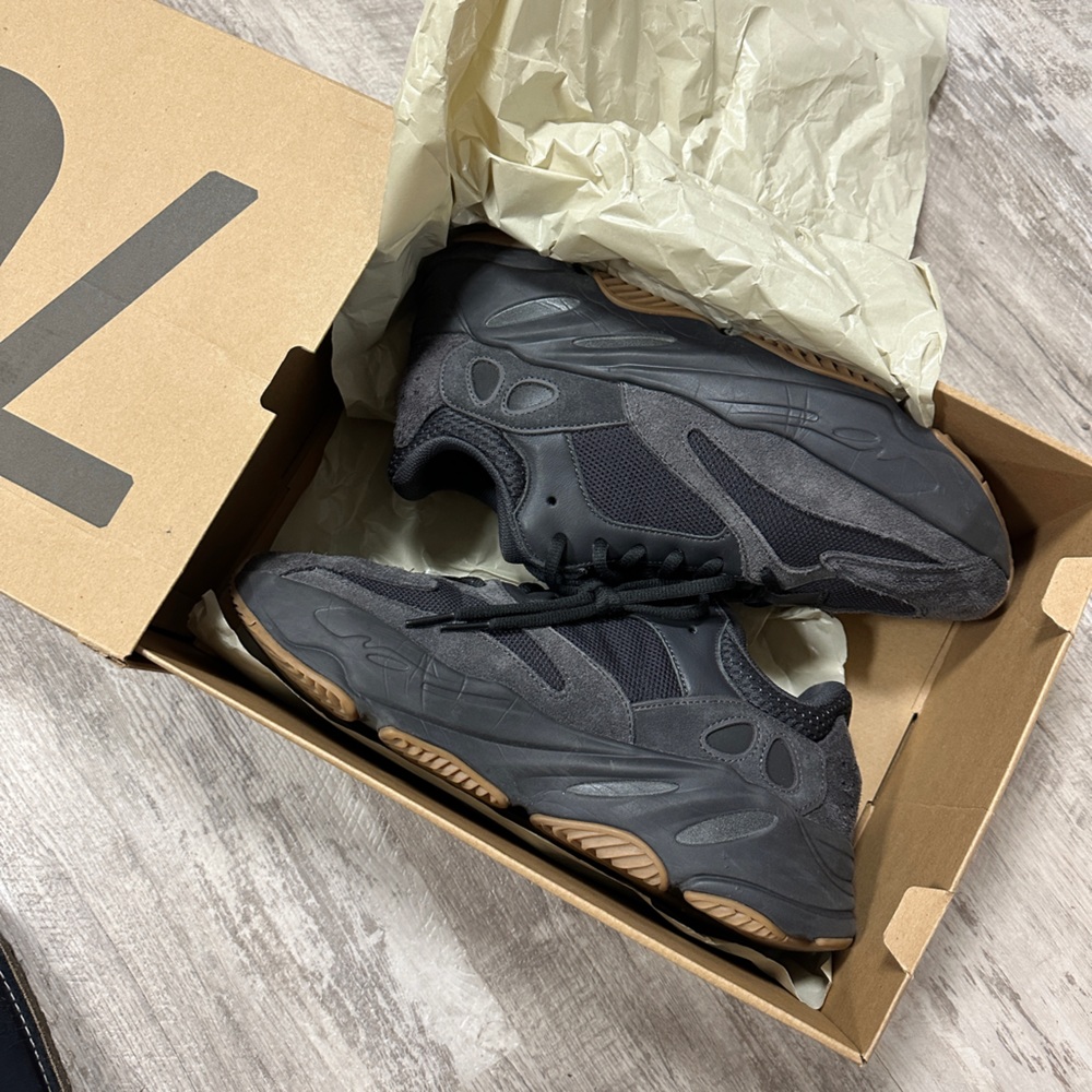 Yeezy 700 size 11M